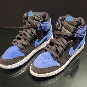 Air Jordan 1 Retro OG 'Royal Reimagined'

Black and Blue High-Top Sneakers 3Y